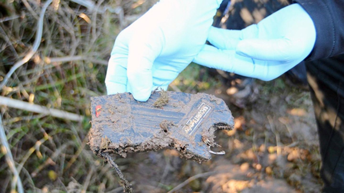 Ein Polizist hält einen mit Pferdemist verschmutzten Elektroschocker Ein Polizist hält einen mit Pferdemist verschmutzten Elektroschocker