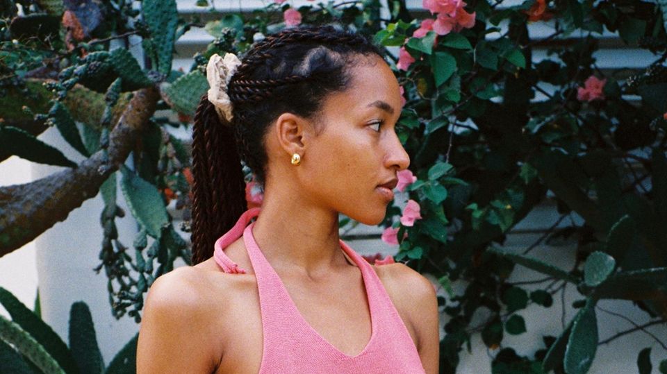 Semesterstart: Die 26-jährige Studentin Kindi in einem Kleid ihres Modelabels Nialorma Die 26-jährige Studentin Kindi in einem Kleid ihres Modelabels Nialorma