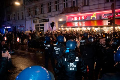 Polizei Berlin kesselt Demonstranten ein, die den Angriff der Hamas auf Israel feiern