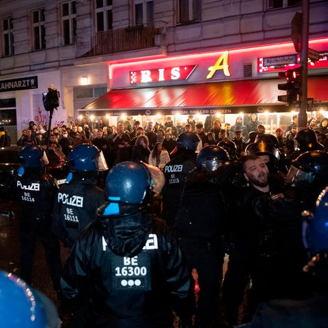 Polizei Berlin kesselt Demonstranten ein, die den Angriff der Hamas auf Israel feiern