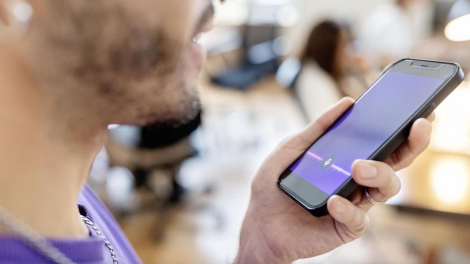Gefahren durch KI: Der neue Enkeltrick mit künstlicher Intelligenz: So bedrohlich ist der Stimmklon als Betrugsmasche Gefahren durch KI: Der neue Enkeltrick mit künstlicher Intelligenz: So bedrohlich ist der Stimmklon als Betrugsmasche