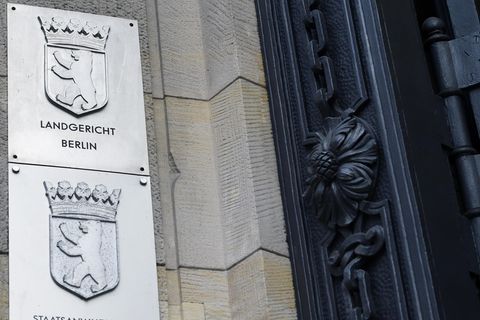 Am Eingang vom Landgericht Berlin hängen Metallschilder