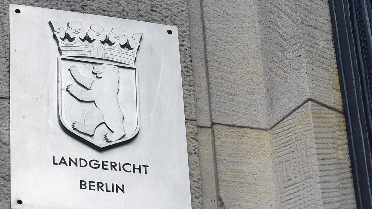 Am Eingang vom Landgericht Berlin hängen Metallschilder