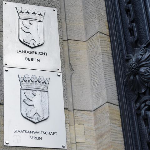 Am Eingang vom Landgericht Berlin hängen Metallschilder