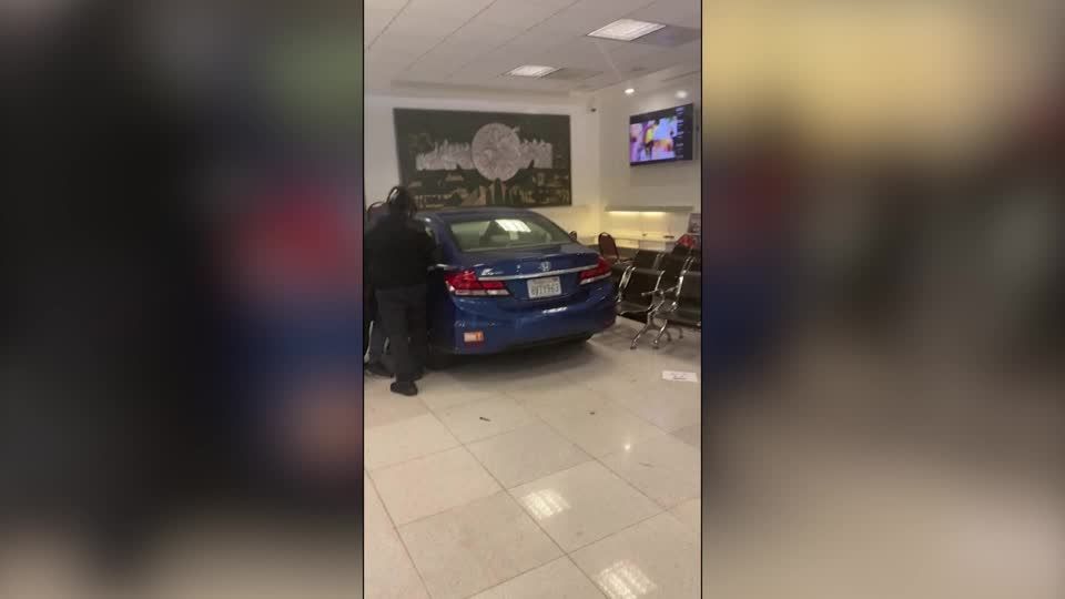 Video: San Francisco: Auto rast in chinesisches Konsulat