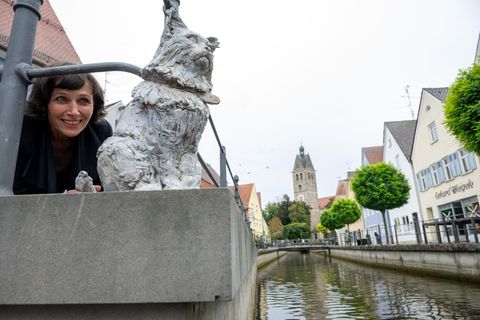 Die Künstlerin Cornelia Brader kontrolliert eine von ihr angefertigte Bronzeskulptur des Katers Chicco in Memmingen
