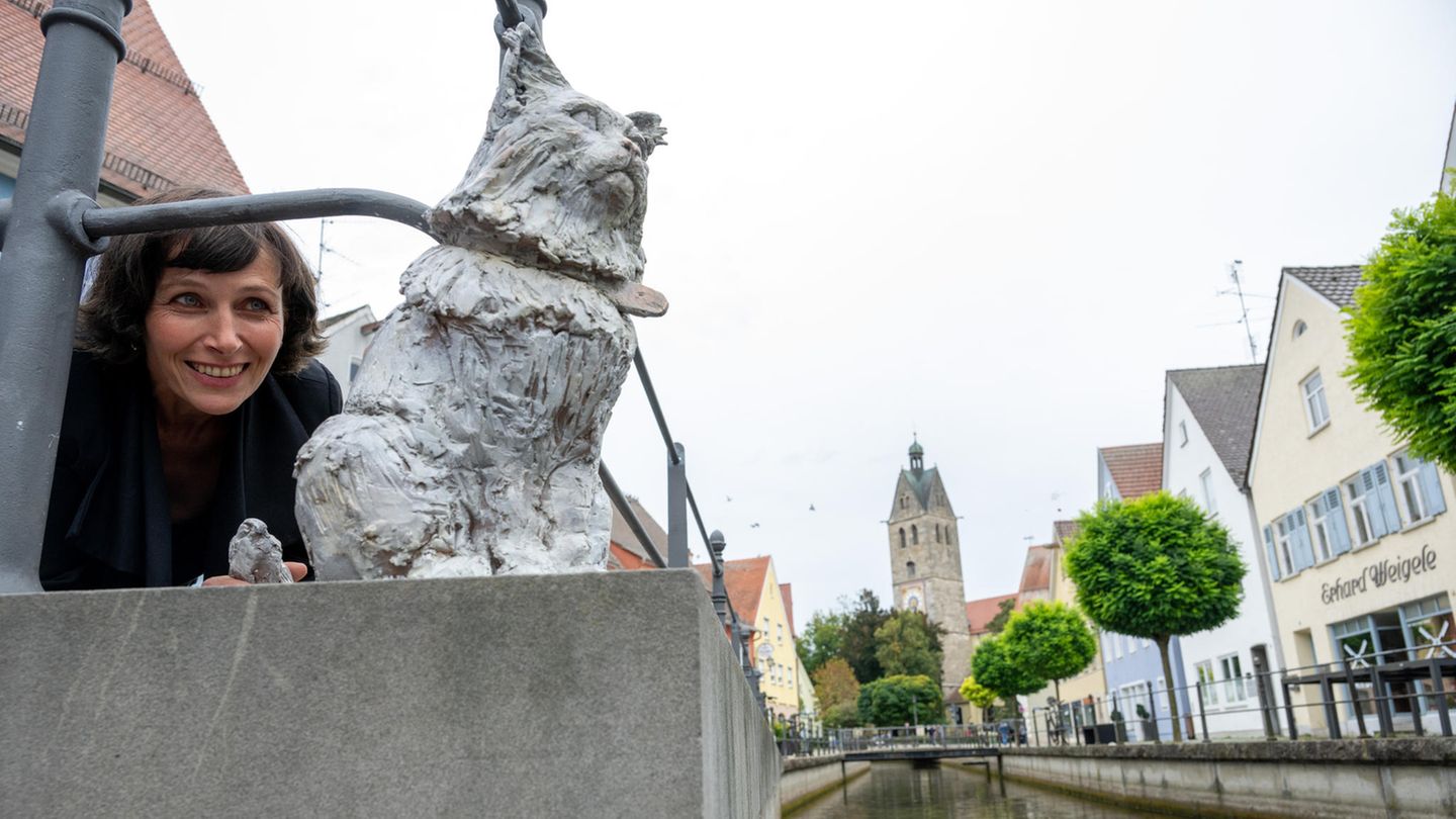Die Künstlerin Cornelia Brader kontrolliert eine von ihr angefertigte Bronzeskulptur des Katers Chicco in Memmingen