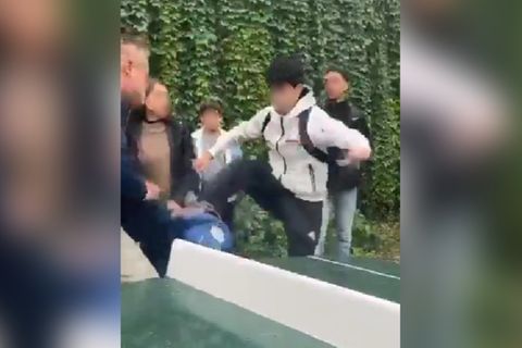 Schüler tritt an Gymnasium in Berlin-Neukölln nach einem Lehrer