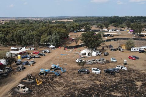 Verlassene und zerstörte Autos stehen auf dem Festivalgelände in der Nähe des Gaza-Streifens. Hier wurden 260 Menschen beim Angriff der islamistischen Hamas erschossen.