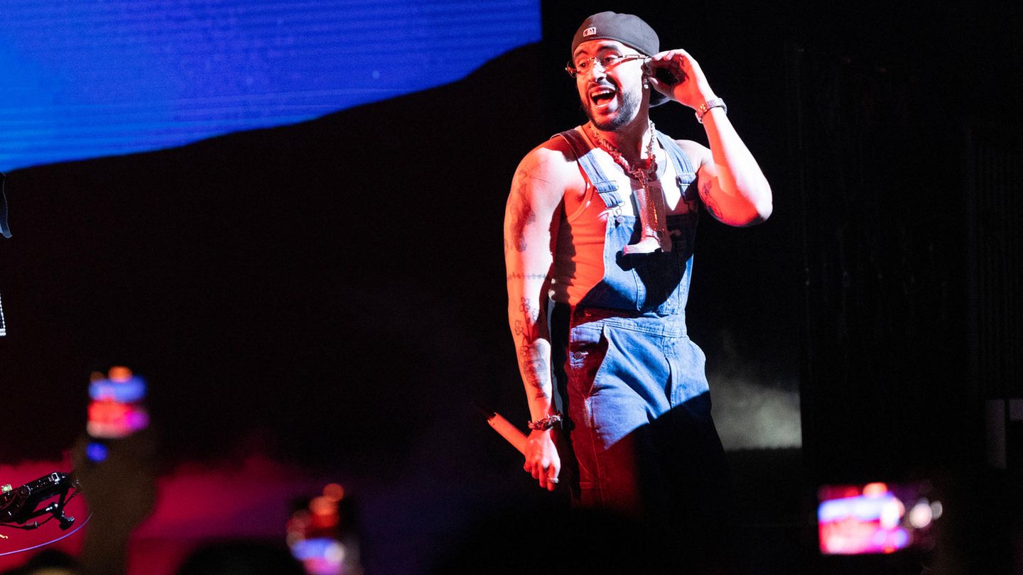 Bad Bunny tritt bei den Latin Billboard Music Awards 2023 an der University of Miami auf