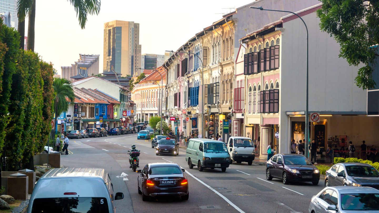 Die Zahl der Kfz wird allamählich reduziert. Heute fahren in Singapur in etwa genauso viele Autos wie in Hamburg, bei mehr als dreimal größerer Bevölkerung. 