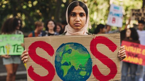 Protest gegen den Klimawandel: Ein junges Mädchen mit Kopftuch protestiert für mehr Klimaschutz