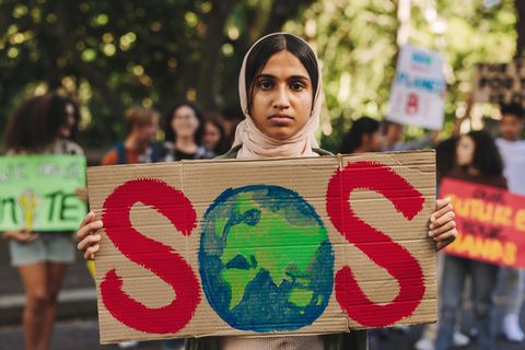 Protest gegen den Klimawandel: Ein junges Mädchen mit Kopftuch protestiert für mehr Klimaschutz