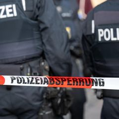 Polizisten sind in mehreren Bundesländern gegen mutmaßliche Reichsbürger-Unterstützer vorgegangen (Symbolbild)