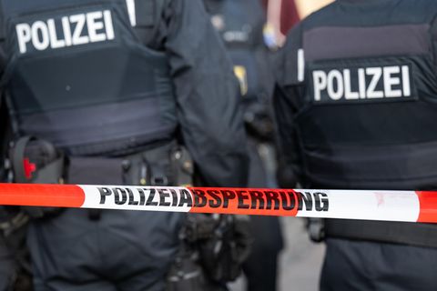 Polizisten sind in mehreren Bundesländern gegen mutmaßliche Reichsbürger-Unterstützer vorgegangen (Symbolbild)