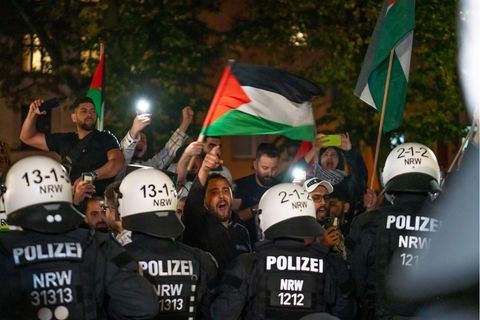 Demonstration von Pro-palästinensischen Aktivisten in Duisburg-Hochfeld