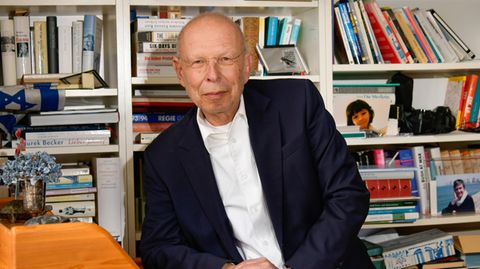 Publizist und Historiker Rafael Seligmann in seiner Wohnung in Berlin