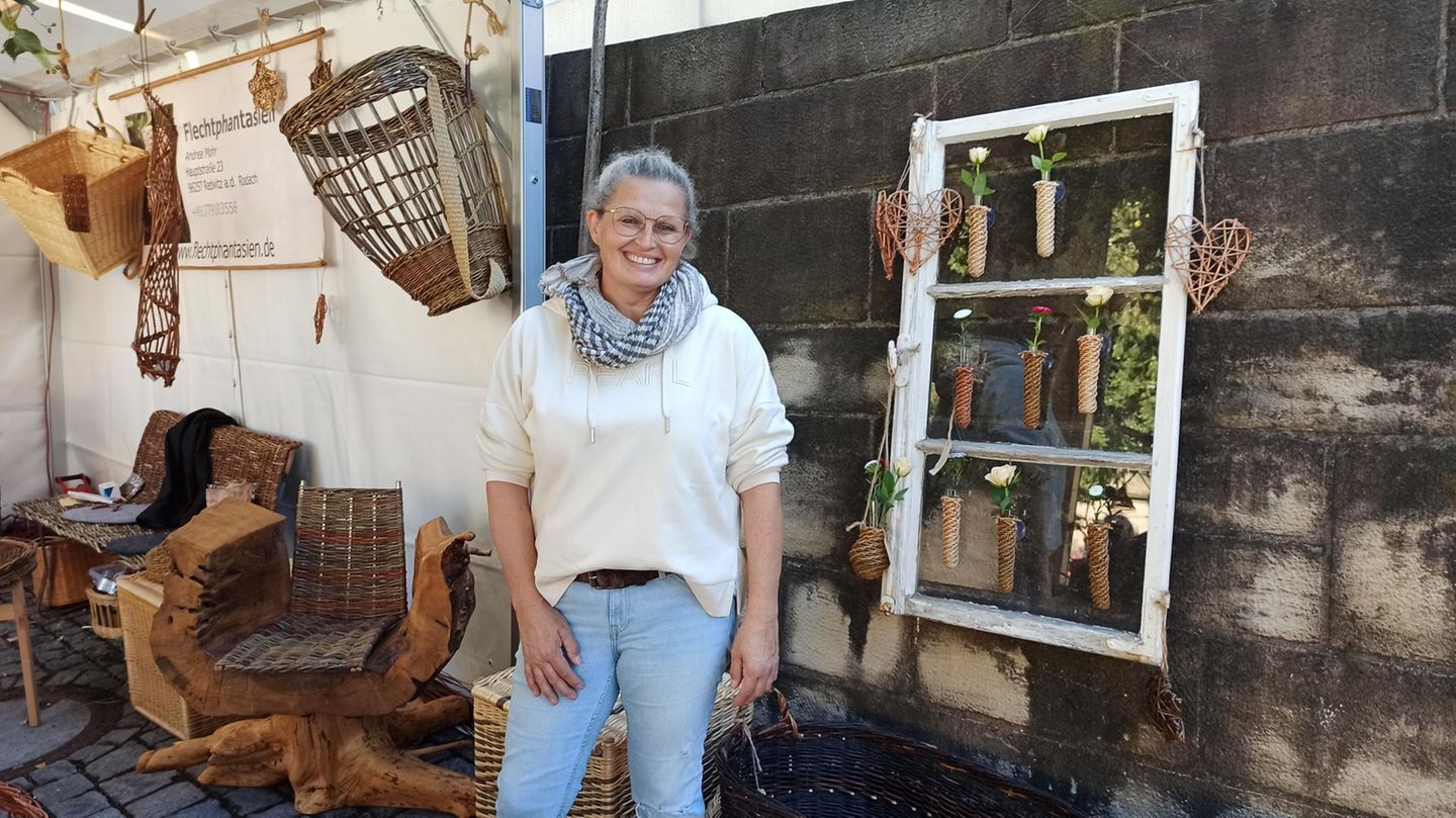 Kunsthandwerk: Geflochtene Kinderwagen-Chassis oder Spinnennetze: Seit zehn Jahren fabriziert Andrea Mohr in ihrer Werkstatt im fränkischen Redwitz Korbwaren aller Arten und nach allen Wünschen. Davor hat sie jahrelang für einen Korbwarenhersteller gearbeitet. Für einen großen, einfachen Korb braucht sie etwa drei Stunden – er kostet dann um die 100 Euro Geflochtene Kinderwagen-Chassis, Spinnennetze oder "Schwalben", eine Kombination aus alten Fahrradschläuchen und Weidenruten: Seit 10 Jahren fabriziert Andrea Mohr in ihrer eigenen Werkstatt im fränkischen Redwitz Korbwaren alle Arten und nach allen Wünschen. Davor hat sie jahrelang für eine Korbwarenhersteller gearbeitet. Für einen großen, einfachen Korb braucht sie etwa drei Stunden – er kostet dann um die 100 Euro