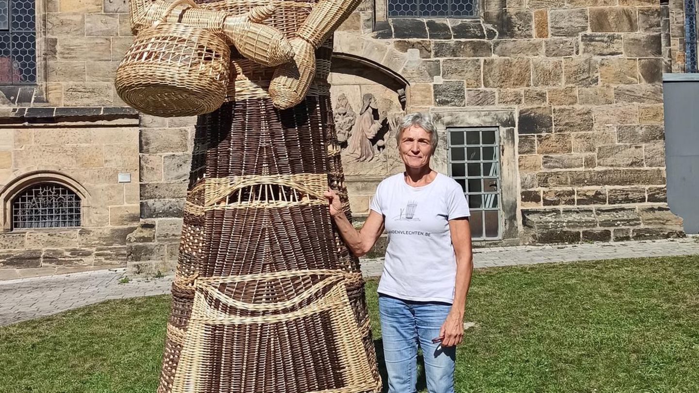 Frau neben einem geflochtenen Riesen