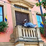 Flechtpuppe auf Balkon