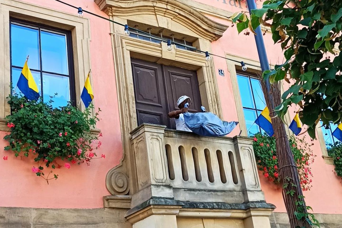 Flechtpuppe auf Balkon