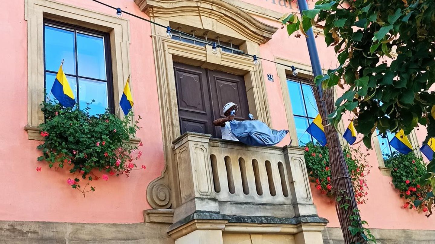 Flechtpuppe auf Balkon