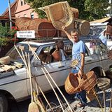 Mann neben Auto-Kombi und vielen Körben