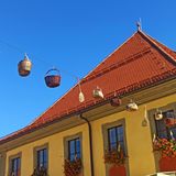 Band mit Körben zwischen zwei Häusern