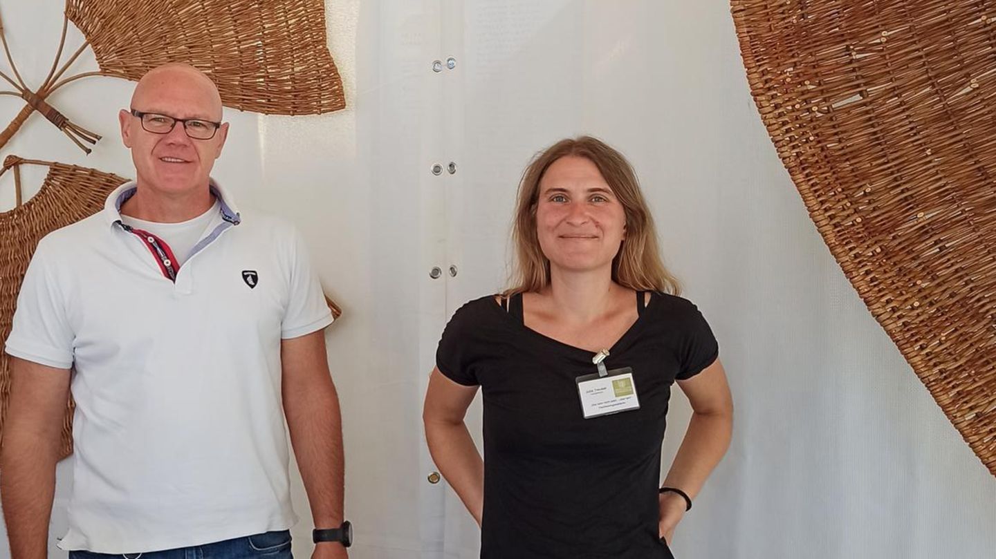 Mann im weißen T-Shirt und Frau in schwarzen T-Shirt