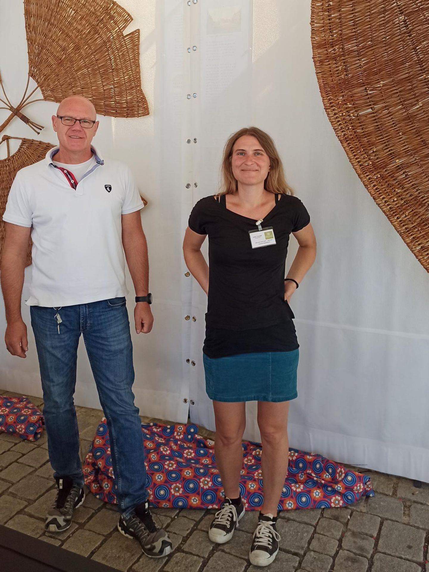 Mann im weißen T-Shirt und Frau in schwarzen T-Shirt