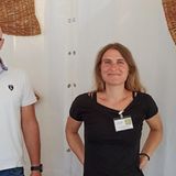 Mann im weißen T-Shirt und Frau in schwarzen T-Shirt