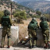 Drei israelische Soldaten blicken über den Zaun in Richtung Gazastreifen