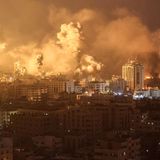Gaza-Stadt: Flammen und Rauch steigen während israelischer Angriffe auf. Israel hat in der Nacht den Gazastreifen bombardiert