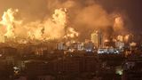 Gaza-Stadt: Flammen und Rauch steigen während israelischer Angriffe auf. Israel hat in der Nacht den Gazastreifen bombardiert