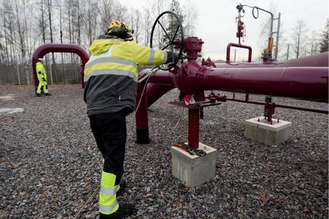 Ein Angestellter bedient ein Ventil in einer Verdichtungsstation der Balticconnector-Gaspipeline in Finnland