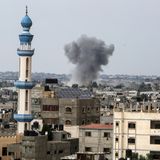 Rauch steigt nach einem israelischen Luftangriff aus einem Gebäude in Rafah auf.