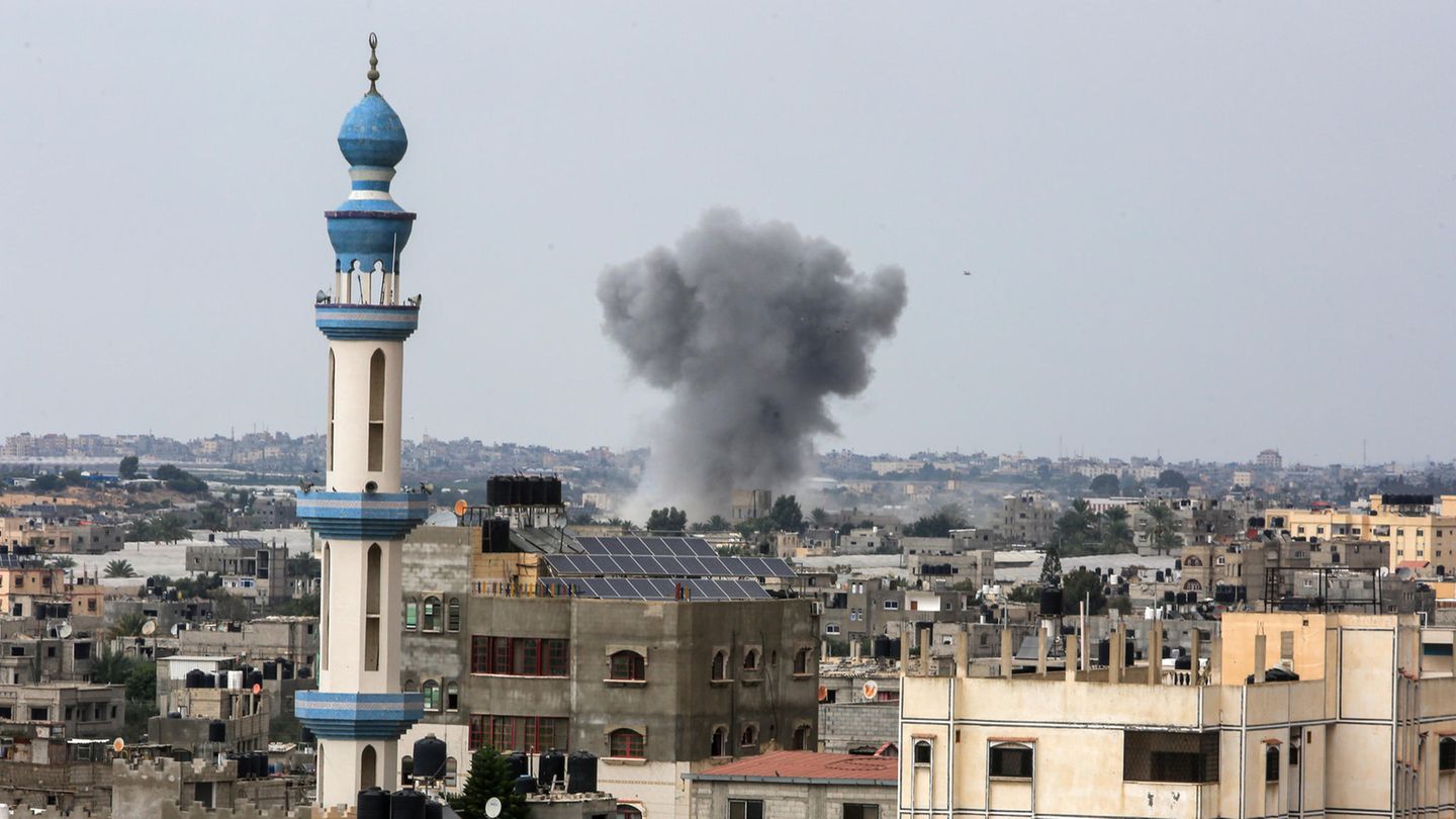 Rauch steigt nach einem israelischen Luftangriff aus einem Gebäude in Rafah auf. Rauch steigt nach einem israelischen Luftangriff aus einem Gebäude in Rafah auf.
