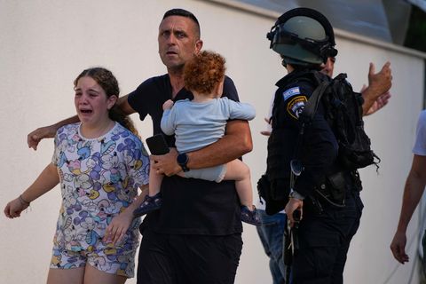 Die israelische Polizei evakuiert eine Familie im Süden Israels. Eine Rakete aus dem Gazastreifen hatte ihren Wohnort getroffen.