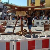 Mann dreht Karussell mit Körben