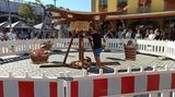 Mann dreht Karussell mit Körben