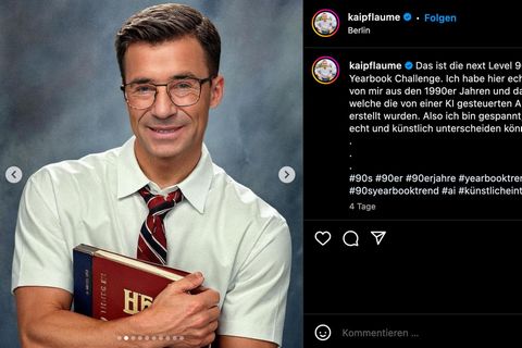 Kai Pflaume hält ein Buch