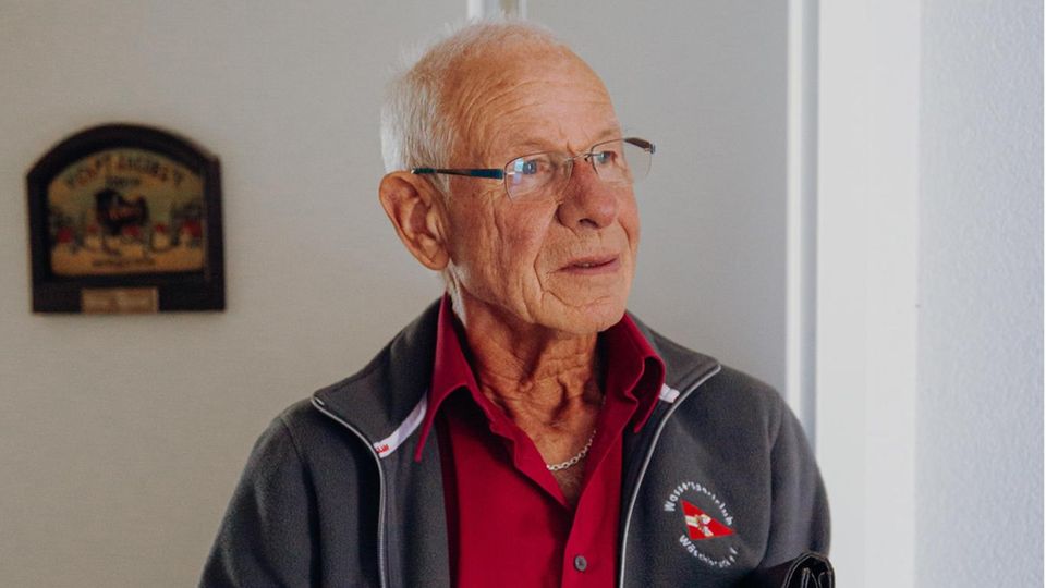 Werner Schwinski, 80, mit Briefen seiner Bank