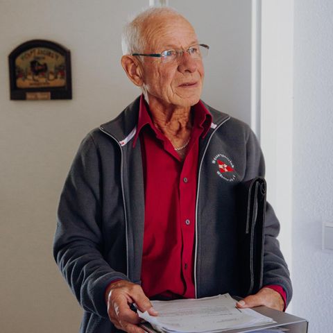 Werner Schwinski, 80, mit Briefen seiner Bank