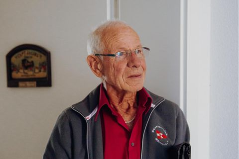 Werner Schwinski, 80, mit Briefen seiner Bank