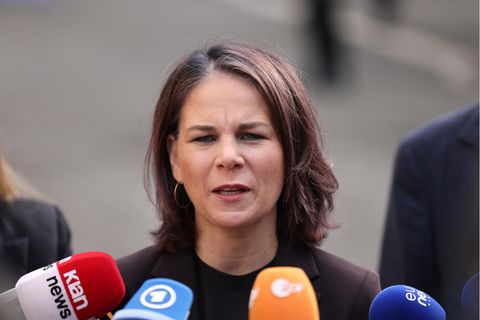 Annalena Baerbock (Bündnis 90/Die Grünen) spricht in vier Mikrofone unterschiedlicher TV-Sender