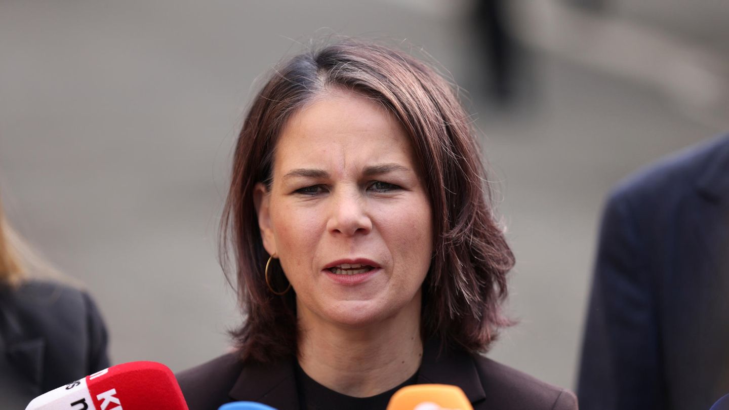 Annalena Baerbock (Bündnis 90/Die Grünen) spricht in vier Mikrofone unterschiedlicher TV-Sender