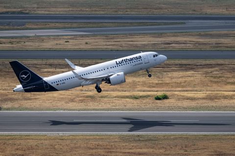 Ein Flugzeug der Lufthansa hebt von einer Startbahn ab