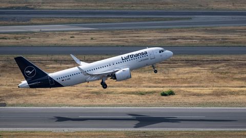 Ein Flugzeug der Lufthansa hebt von einer Startbahn ab