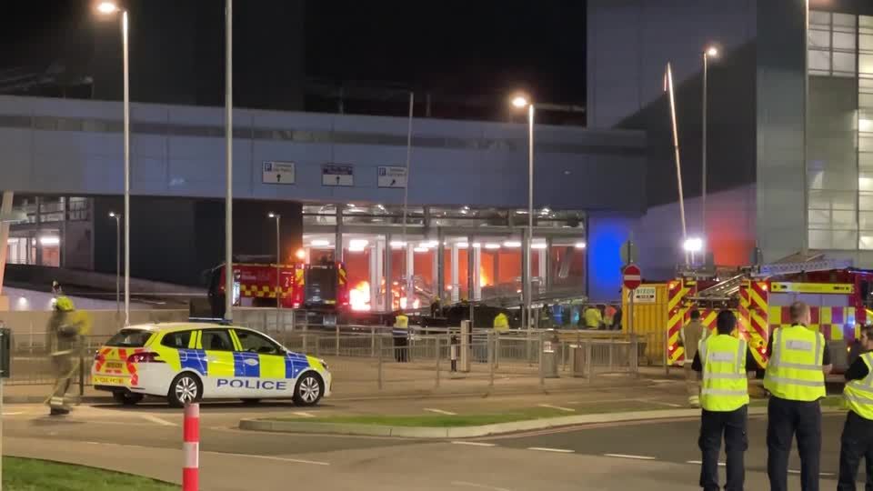 Video: London Flughafen Luton: Großbrand legt Flugverkehr lahm Video: London Flughafen Luton: Großbrand legt Flugverkehr lahm