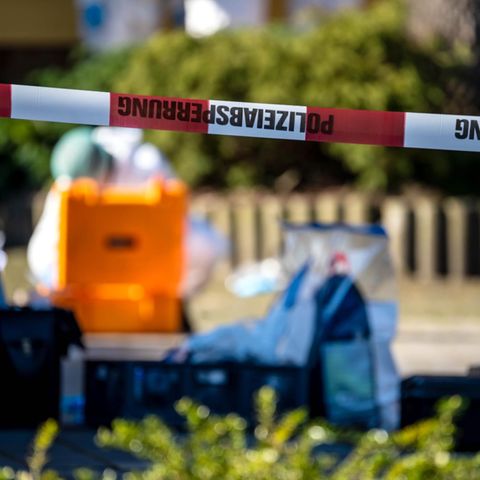 Ein rotweißes Flatterband sperrt den Tatort in Bramsche ab